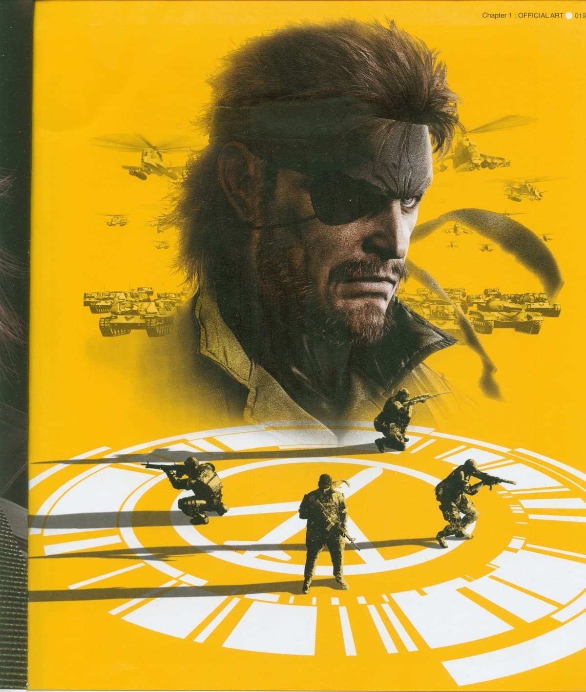 Cartel monocromo sobre fondo amarillo: el rostro de Big Boss ocupa la mitad superior y, debajo, cuatro soldados se despliegan sobre las marcas circulares de un helipuerto.