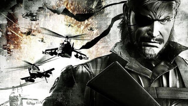 Rostro de Big Boss de gesto tenso, tratado en tinta oscura, con helicópteros de ataque y columnas de fuego ocupando la mitad izquierda de la imagen.