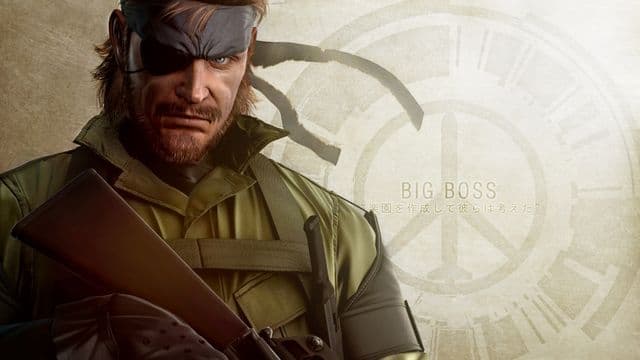 Big Boss, de traje de faena verde y guantes negros, sostiene un fusil de asalto contra el pecho; detrás, su nombre en letras claras y un gran disco con el símbolo de la paz sobre fondo arena.